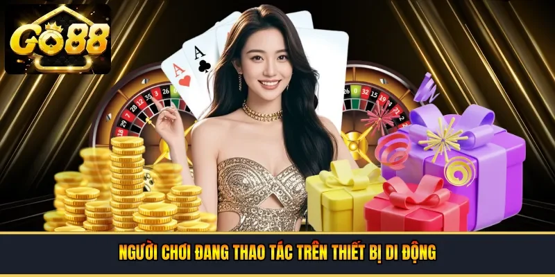 người chơi đang thao tác trên thiết bị di động